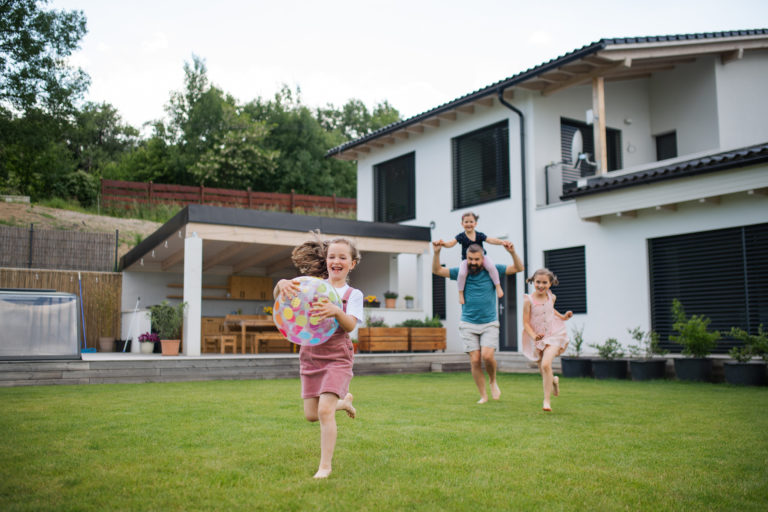 Familie im Garten
